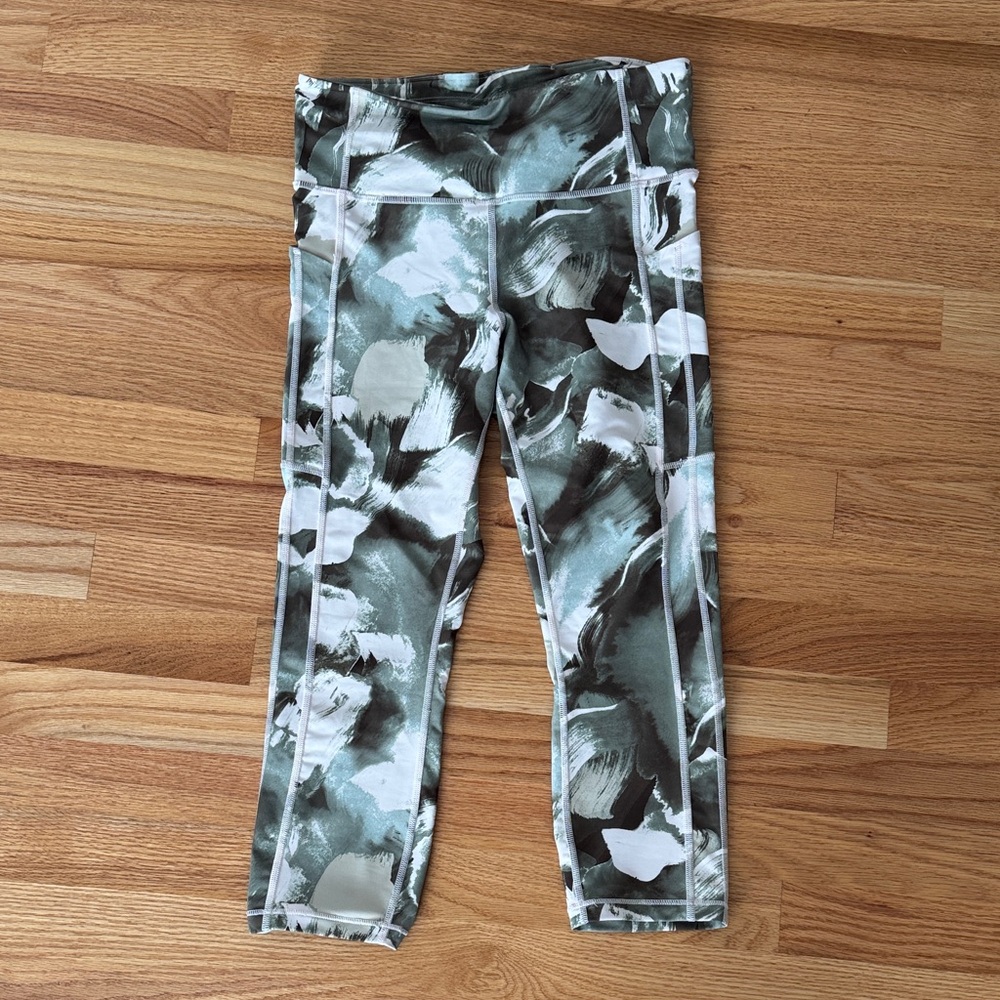 Athleta Ultimate Stash II Capri Leggings in Green and White